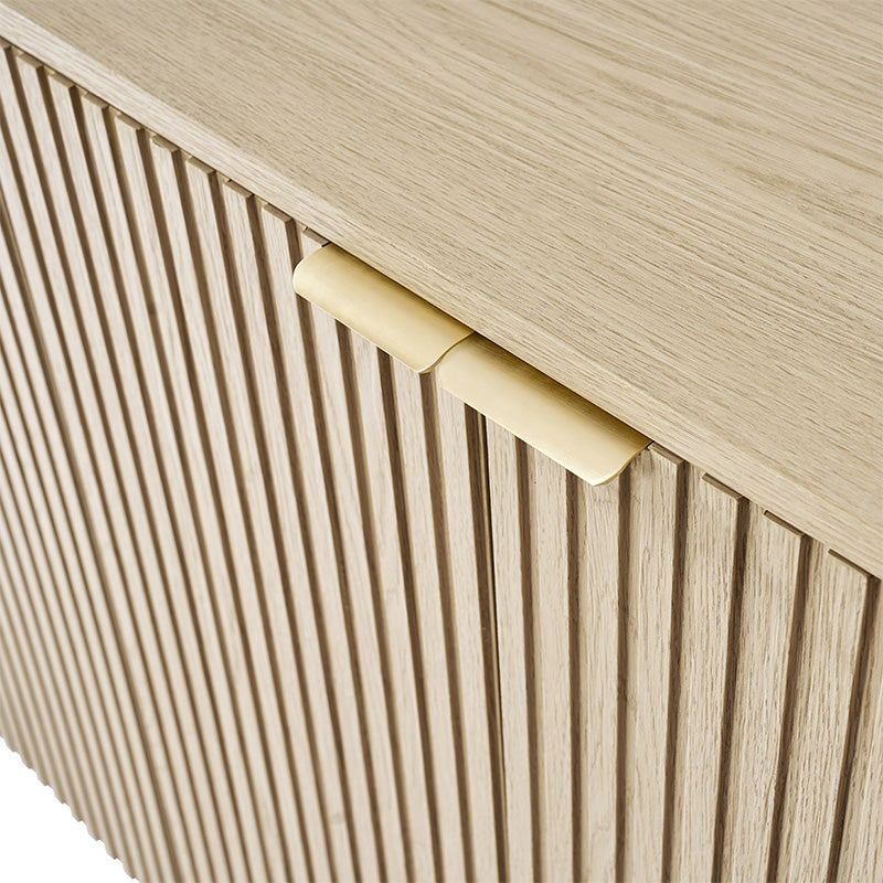Meuble incurvé à 4 portes avec texture à rayures verticales, 3 tiroirs, étagères réglables et base en métal | Naturel / Chêne clair | Simple