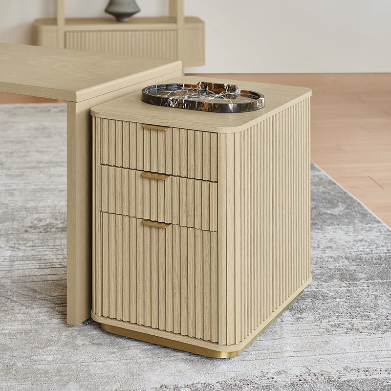 Cabinet à 3 tiroirs cannelés avec bords arrondis, poignées métalliques, base métallique mince et roulettes | Naturel | Simple