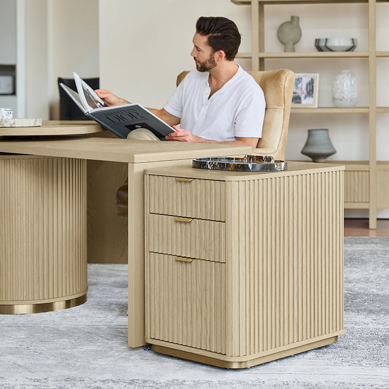 Cabinet à 3 tiroirs cannelés avec bords arrondis, poignées métalliques, base métallique mince et roulettes | Naturel | Simple