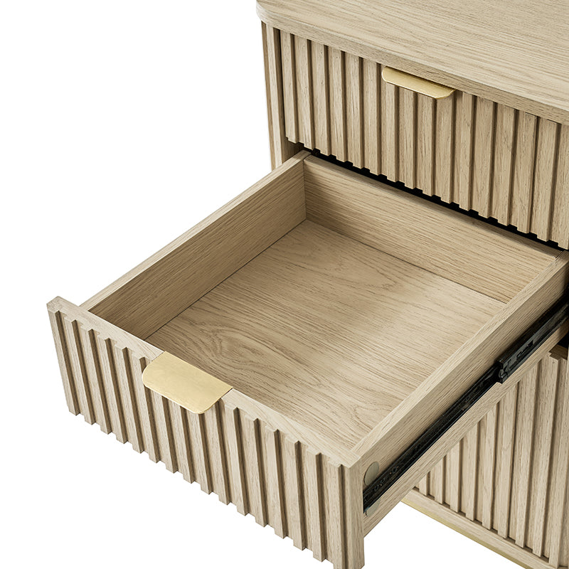 Cabinet à 3 tiroirs cannelés avec bords arrondis, poignées métalliques, base métallique mince et roulettes | Naturel | Simple