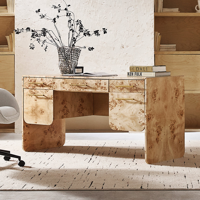 Bureau en bois de loupe avec 3 tiroirs, placards dissimulés, panneau d'intimité et poignées en laiton brossé | Naturel / Noyer | Simple