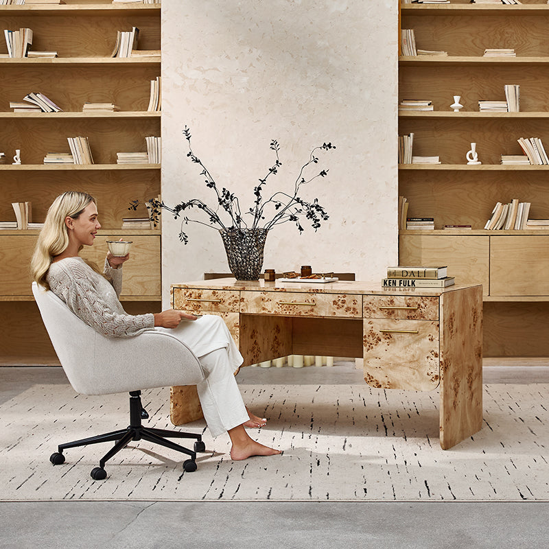 Bureau en bois de loupe avec 3 tiroirs, placards dissimulés, panneau d'intimité et poignées en laiton brossé | Naturel / Noyer | Simple