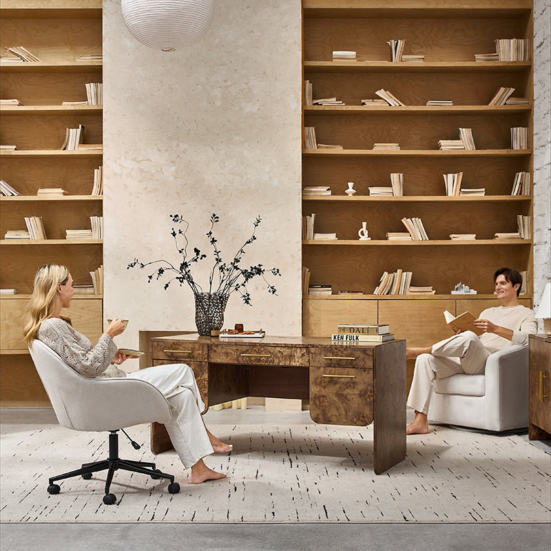 Bureau en bois de loupe avec 3 tiroirs, placards dissimulés, panneau d'intimité et poignées en laiton brossé | Naturel / Noyer | Simple