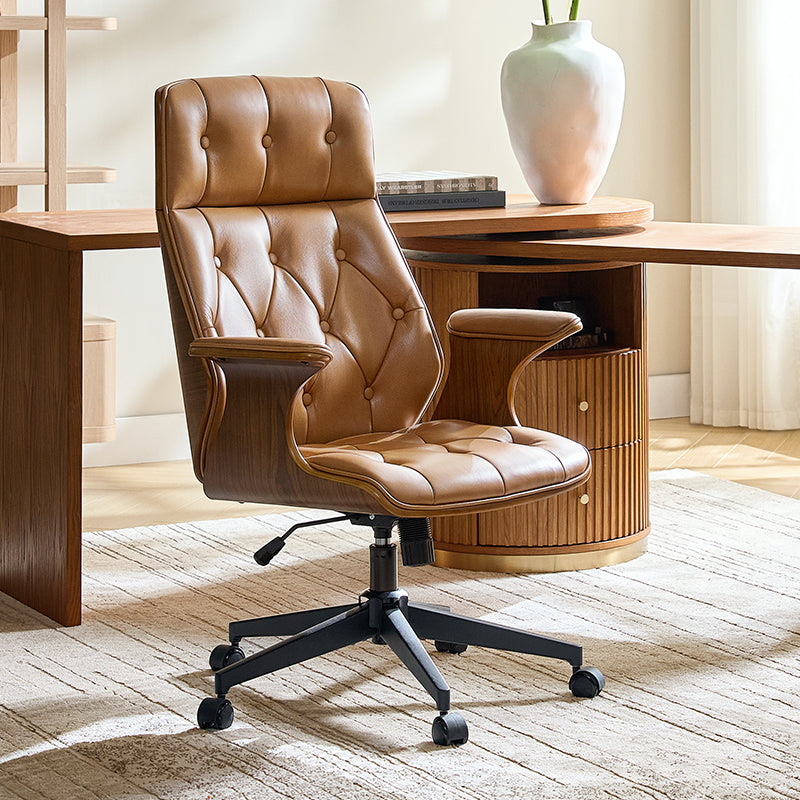 Chaise de bureau en cuir et bois courbé avec capitonnage, inclinaison à 14° et roulettes pivotantes | Camel / Bordeaux | Siège unique